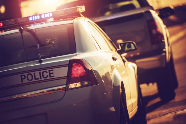Defensas y pruebas de DUI 3 Vehículo de policía parando camión